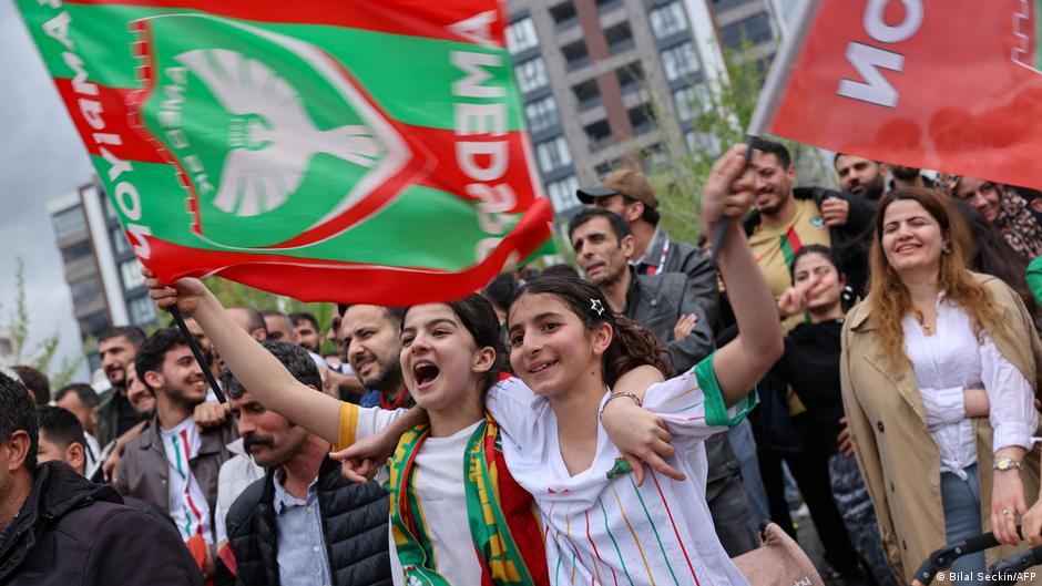 Amedspor'un Süper Lig serüveni Türkiye'de çözüm sürecini etkileyebilir mi? 

DW Türkçe'ye konuşan Amedspor Başkanı Nahit Eren'e göre kulübün başarısı süreç açısından önemli bir gelişme

✍️@Sinem_OE