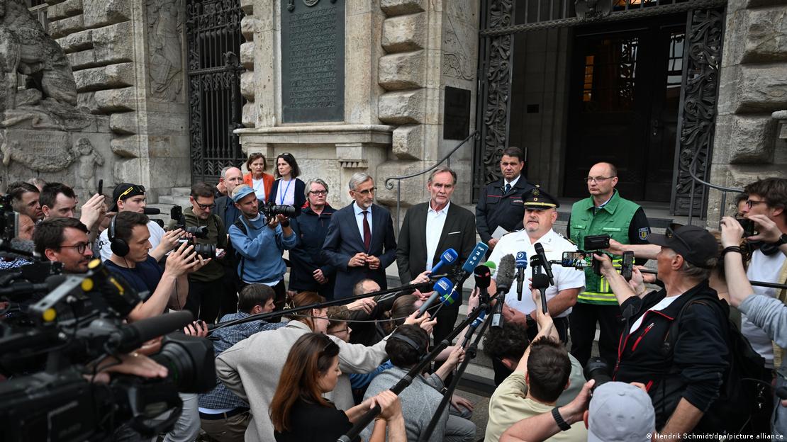 La fiscal superior Claudia Laube, Armin Schuster, ministro del Interior de Sajonia; el alcalde de Leipzig, Burkhard Jung, y René Demmler, jefe de la Dirección de Policía de Leipzig (de izq. a der.), durante la rueda de prensa.