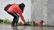 Mujer dejando flores que recuerdan a las víctimas del atropello en Leipzig. Mujer dejando flores que recuerdan a las víctimas del atropello en Leipzig.