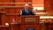 Der rumänische Premierminister Ilie Bolojan steht am Rednerpult im Parlament und spricht. Er gestikuliert dabei mit den Händen Der rumänische Premierminister Ilie Bolojan steht am Rednerpult im Parlament und spricht. Er gestikuliert dabei mit den Händen