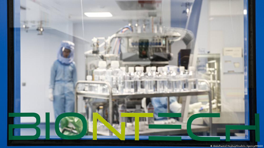 Производство вакцины от COVID-19 на заводе BioNTech в Марбурге, март 2021 года