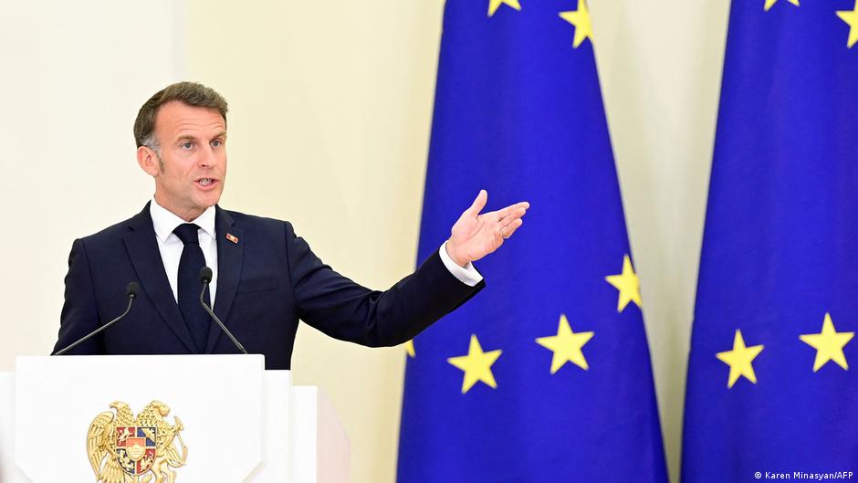 Макрон попередив Лукашенка про ризики долучення до РФ у війні проти України