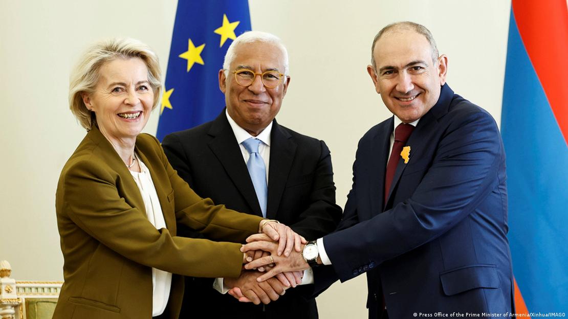 5 Mayıs'ta Erivan'da düzenlenen ilk Ermenistan–Avrupa Birliği Zirvesi sırasında (soldan) Avrupa Komisyonu Başkanı Ursula von der Leyen, AB Konseyi Başkanı Antonio Costa ve Ermenistan Başbakanı Nikol Paşinyan bir araya geldi. Üçlü el sıkışırken görülüyor.