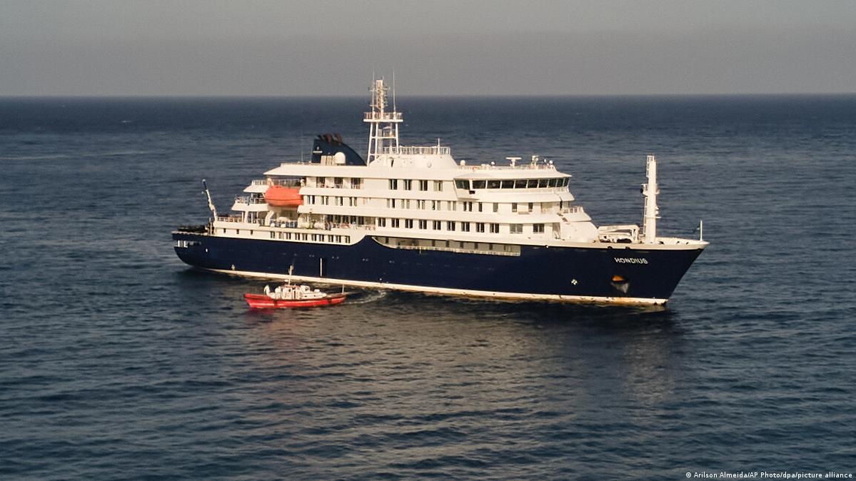 “洪迪乌斯号”（MV Hondius）在海里航行