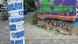 Deutschland Berlin | Vor einer Hauswand mit viel Graffiti ist ein Laternenmast mehrfach mit einem weißen Plastikbank umwickelt auf dem in blauen Buchstaben steht: "Gegen jeden Antisemitismus" Deutschland Berlin | Vor einer Hauswand mit viel Graffiti ist ein Laternenmast mehrfach mit einem weißen Plastikbank umwickelt auf dem in blauen Buchstaben steht: "Gegen jeden Antisemitismus"