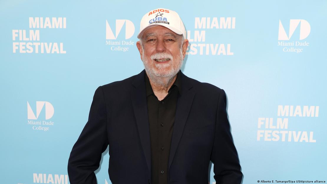 Rolando Díaz, director de "Adiós Cuba", vestidod e negro y con gorra blanca.