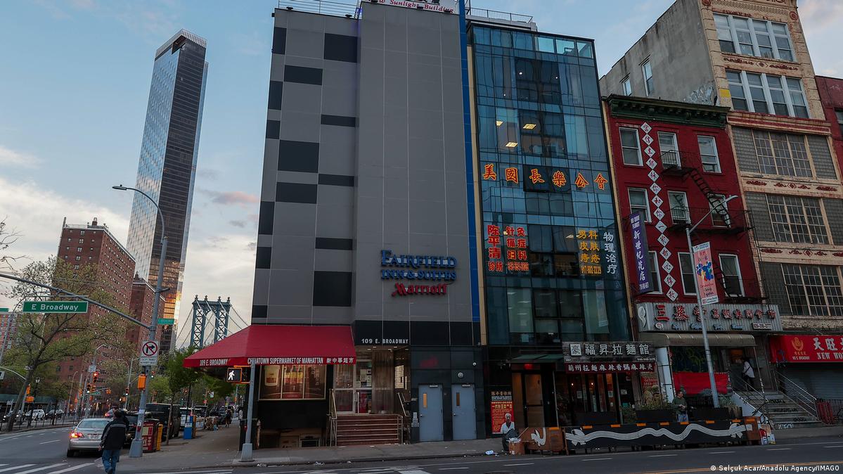 卢建旺为华人社团“美国长乐公会”前主席，美国司法部指控其利用该组织办公室追踪及骚扰在美国的中国民主派人士。
