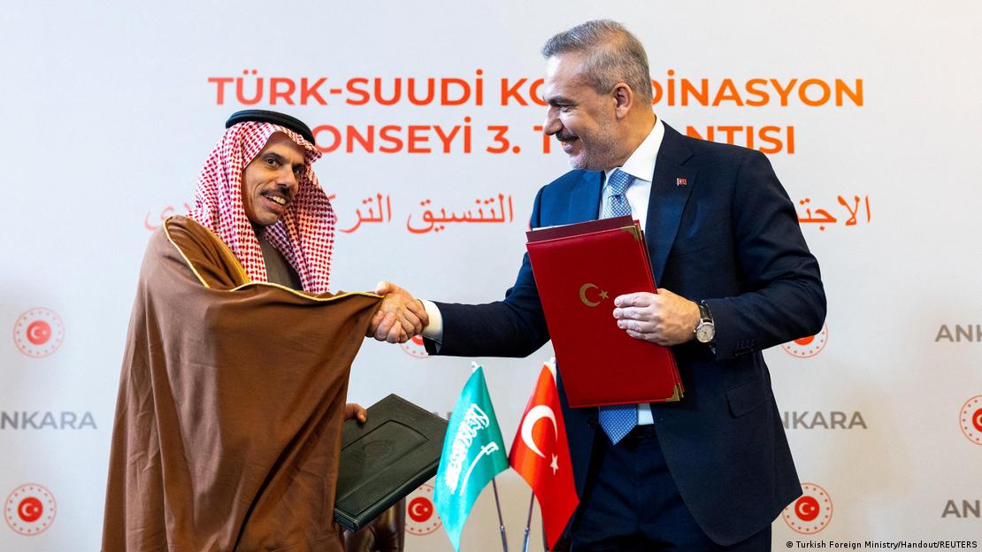 Suudi Arabistan Dışişleni Bakanı Prens Faysal bin Ferhan el Suudi (solda), Türk mevkidaşı Hakan Fidan ile tokalaşıyor Suudi Arabistan Dışişleni Bakanı Prens Faysal bin Ferhan el Suudi (solda), Türk mevkidaşı Hakan Fidan ile tokalaşıyor