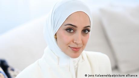 Wie eine junge deutsche Hijabträgerin gegen die AfD kämpft