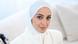 Eine junge Frau, Büsra Sayed, in weißer Kleidung mit Hijab Eine junge Frau, Büsra Sayed, in weißer Kleidung mit Hijab
