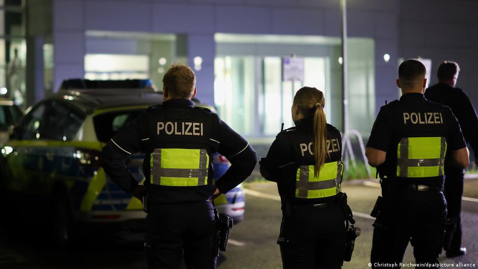 Policija ispred ulaza u kliniku u Disledorfu