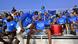 Fans von Curaçao in blauen T-Shirts mit Fahnen auf der Tribüne Fans von Curaçao in blauen T-Shirts mit Fahnen auf der Tribüne