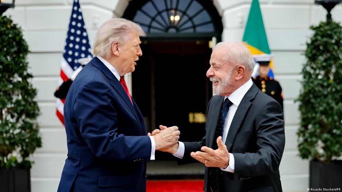 Presidentes Donald Trump e Lula da Silva dão as mãos e sorriem na frente da Casa Branca, nos EUA