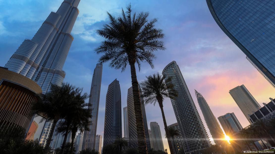 pôr do sol no centro de Dubai, com seus arranha-céus pôr do sol no centro de Dubai, com seus arranha-céus