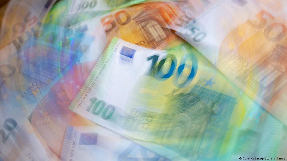 Almanya'da servetlerinin toplam değeri 100 milyon doları aşan süper zenginlerin sayısı 2025'te belirgin şekilde artarak 5 bin kişiye ulaştı

Ülkedeki 12,4 trilyon dolarlık finansal varlığın %27,3'ü bu küçük grubun elinde

Servet eşitsizliği de derinleşiyor