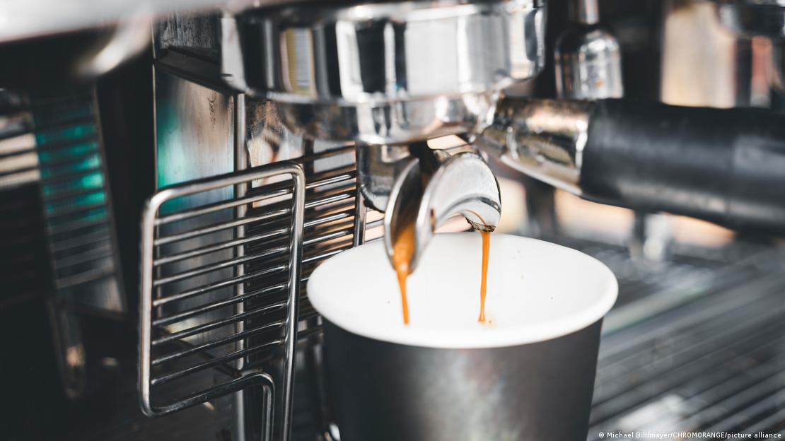 Kafe | Pamje simbolike e një filxhani duke u mbushur me kafe Kafe | Pamje simbolike e një filxhani duke u mbushur me kafe