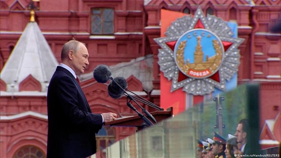 Putin encabeza discreta parada militar en Moscú