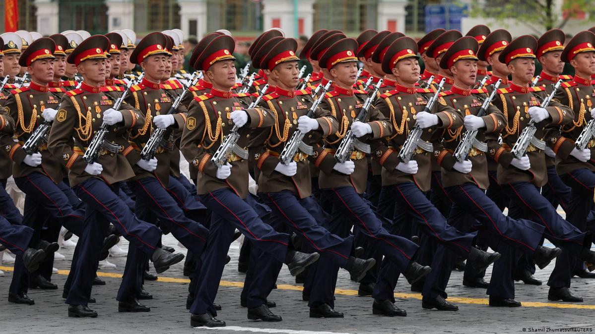 除俄罗斯军事单位外，出席阅兵的还包括来自朝鲜的士兵。