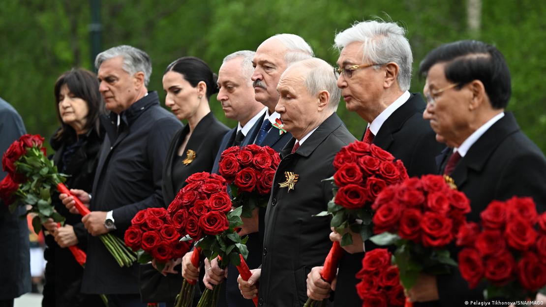 Putin y funcionarios extranjeros asisten a una ceremonia de en la Tumba del Soldado Desconocido en el Día de la Victoria, en Moscú (09.05.2026)