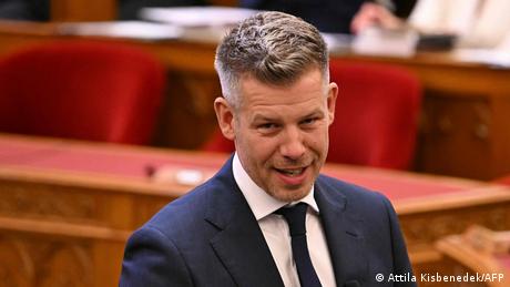 Ungarns neuer Premier stellt Orbans Luxus-System bloß