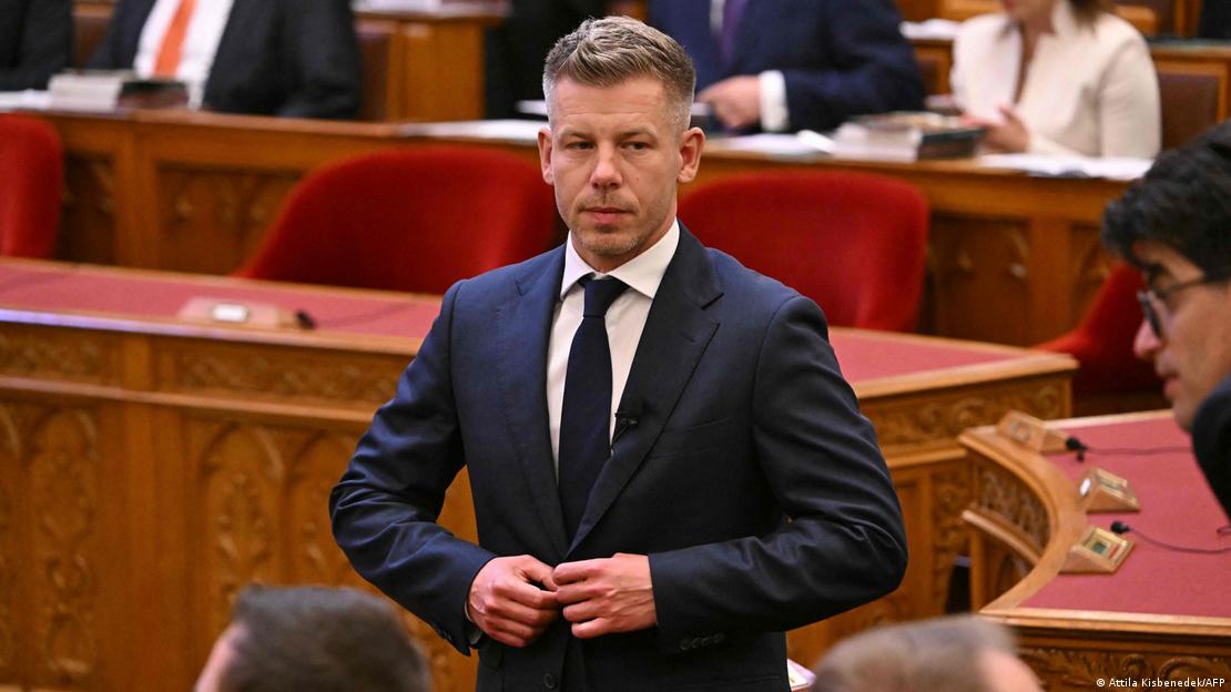 Peter Magyar Budapeşte'deki parlamento salonunda ayakta duruyor. Arka planda milletvekillerinin oturduğu sıralar var