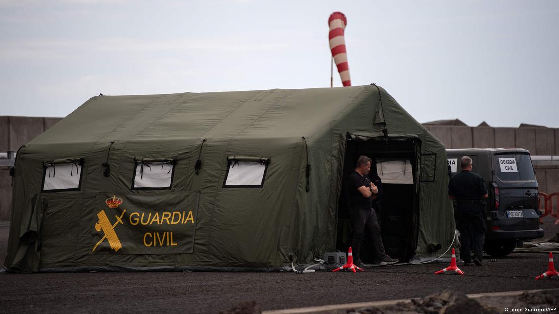 La Guardia Civil española aguarda la llegada del crucero MV Hondius al puerto de Granadilla de Abona, en la isla de Tenerife (09.06.2026)