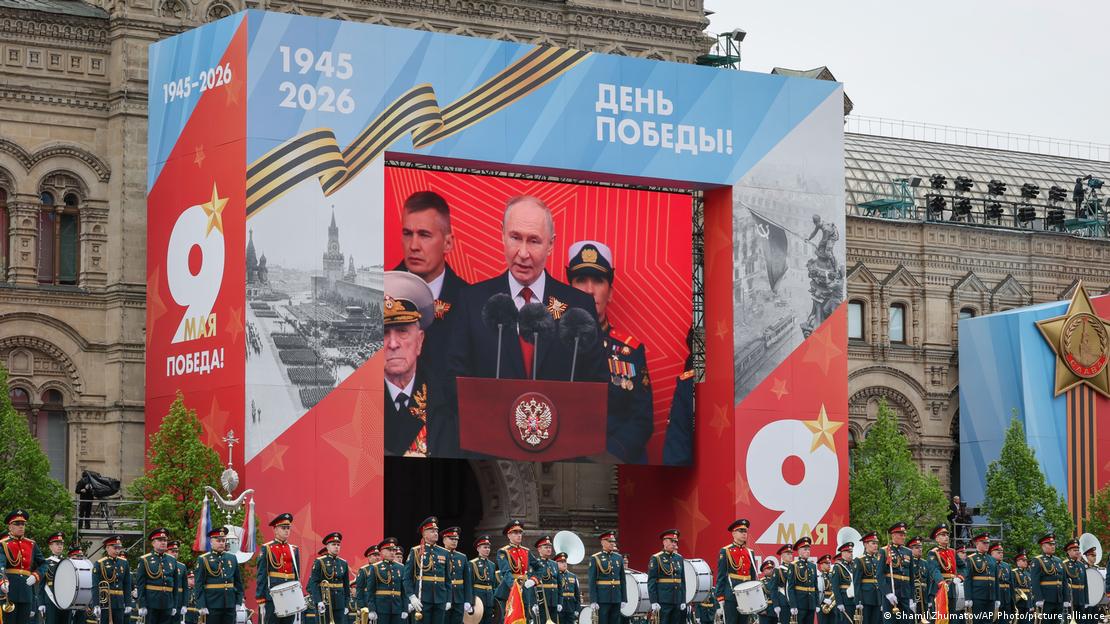 Putin en una pantalla mientras pronuncia un discurso durante las celebraciones del 81 aniversario de la victoria de la Unión Soviética sobre la Alemania nazi durante la Segunda Guerra Mundial, en Moscú (09.05.2026)