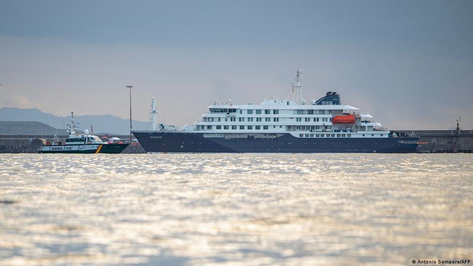 Круїзний лайнер MV Hondius, на борту якого виник спалах хантавірусу, прибув на іспанський острів Тенерифе.

Після перевірки пасажирів групами доставлять до найближчого аеропорту, де вони сядуть на літаки, надані їхніми країнами.