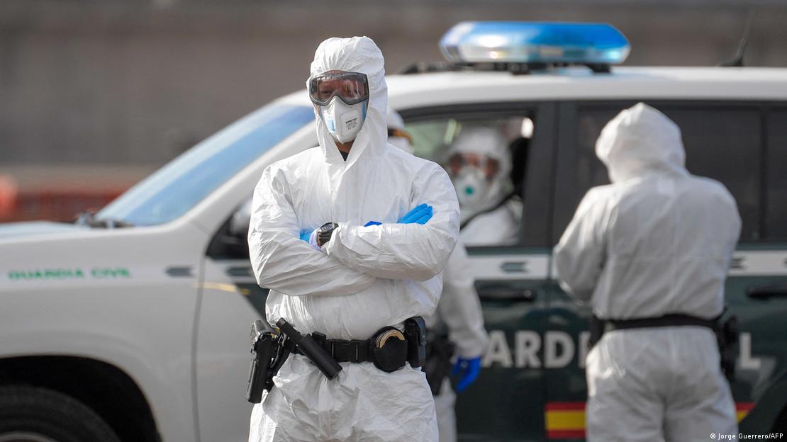 Agentes de la Guardia Civil española con trajes protectores a la llegada del crucero MV Hondius al puerto industrial de Granadilla de Abona, en la isla de Tenerife, España (10.05.2026)