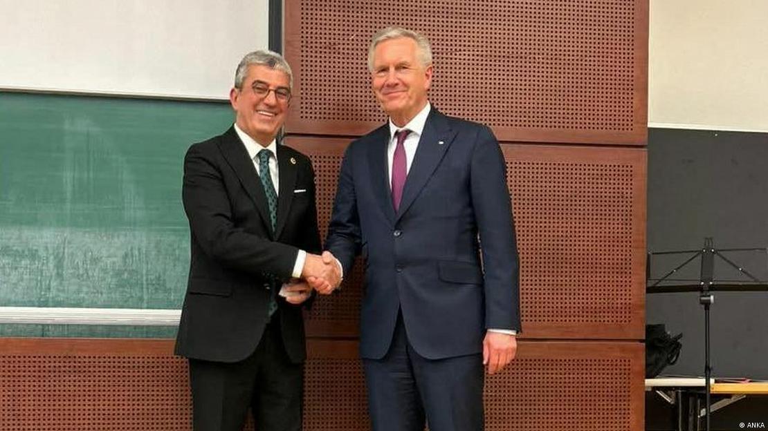 CHP Grup Başkanvekili ve İstanbul Milletvekili Gökhan Günaydın, Eski Almanya Cumhurbaşkanı Christian Wulff ile gülümseyerek tokalaşıyor