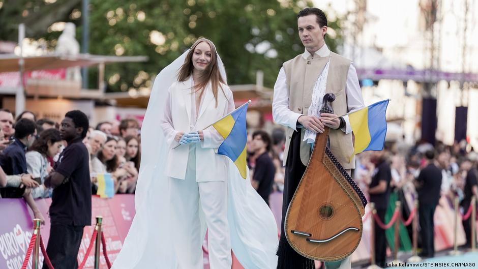 Сьогодні гурт LELÉKA представлятиме Україну на Євробаченні. 

Про що їхня пісня Ridnym? В чому вони бачать свою місію на конкурсі? Чим особлива бандура, що лунатиме під час виступу?

Про це Вікторія Лелека і Ярослав Джусь розповіли в інтерв'ю DW.