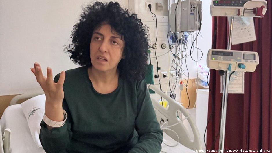 El premio Nobel iraní Mohammadi es trasladado a un hospital de Teherán