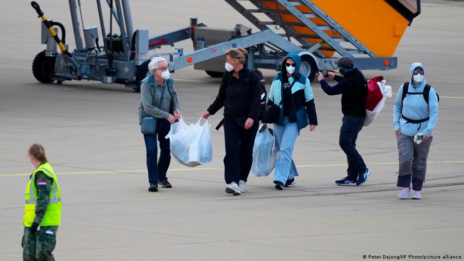 Hantavirus: Los pasajeros abandonan Tenerife en vuelos de evacuación