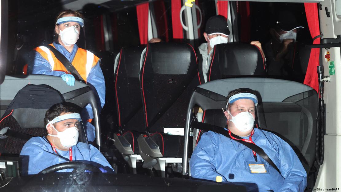 Británicos repatriados tras su estancia en el MV Hondius llegan a un hospital en Wirral, Inglaterra (10.05.2026)