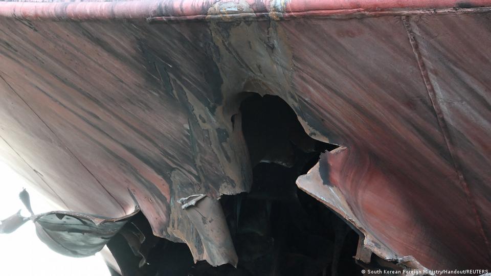 La popa dañada de un granelero operado por la naviera surcoreana HMM, tras ser impactada por dos objetos no identificados el 4 de mayo, mientras se encontraba varado en el estrecho de Ormuz, en esta imagen facilitada y publicada el 10 de mayo de 2026.