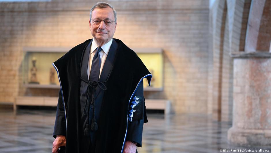 Mario Dragi, februra 2026. u togi, kada je postao počasni doktor katoličkog univerziteta u Levenu u Belgiji