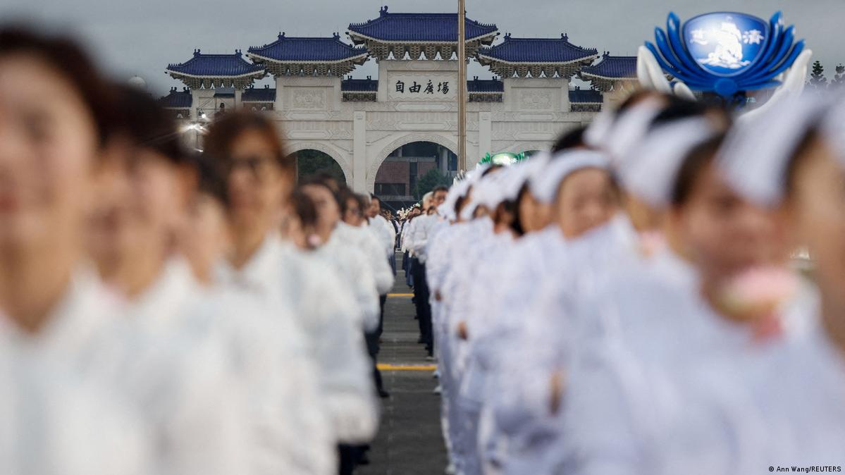 白衣人员列队，背后显示自由广场