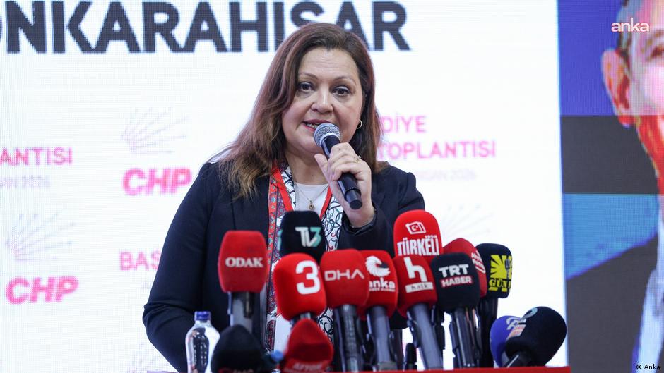 Burcu Köksal CHP'den AKP'ye geçti, rozetini Erdoğan taktı