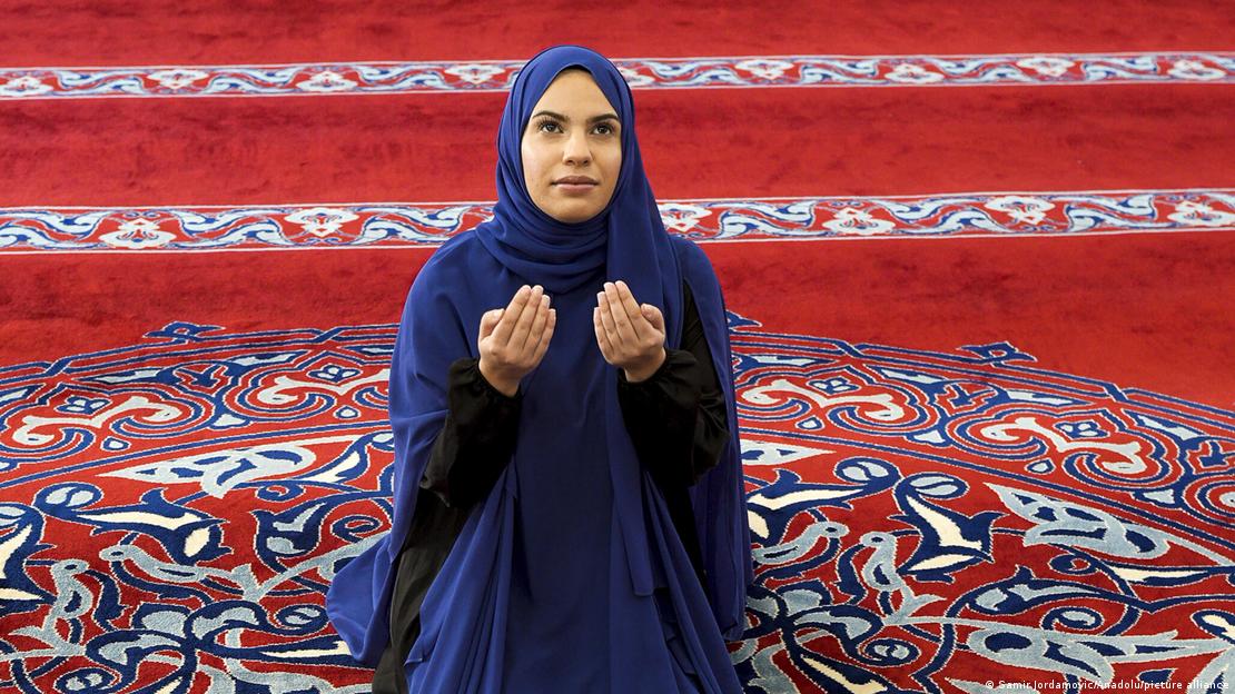 البوسنة والهرسك، سراييفو - شابة من أصل كرواتي اعتنقت الاسلام وتصلي داخل مسجد البوسنة والهرسك، سراييفو - شابة من أصل كرواتي اعتنقت الاسلام وتصلي داخل مسجد