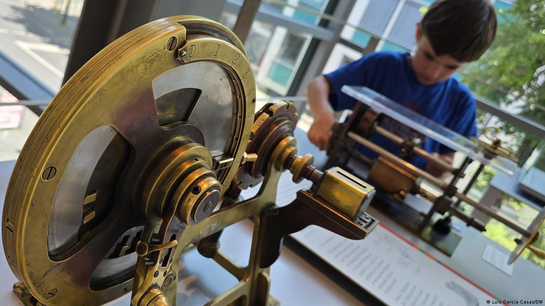 Un niño realiza en el Artihmeum de Bonn multiplicaciones con un sistema de tambor mientras en primer plano se ve otro de disco, los dos mecanismos básicos en que se basan las calculadoras mecánicas. Un niño realiza en el Artihmeum de Bonn multiplicaciones con un sistema de tambor mientras en primer plano se ve otro de disco, los dos mecanismos básicos en que se basan las calculadoras mecánicas.