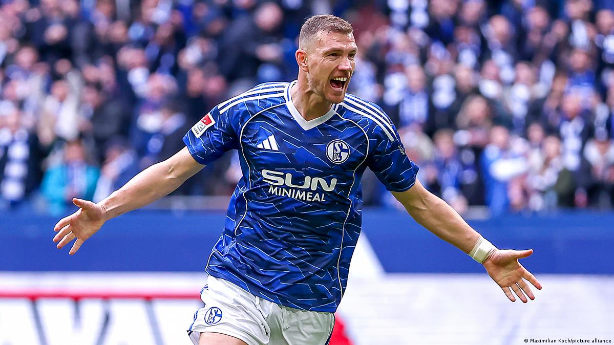 Edin Dzeko Şalke üçün qol qeyd edir