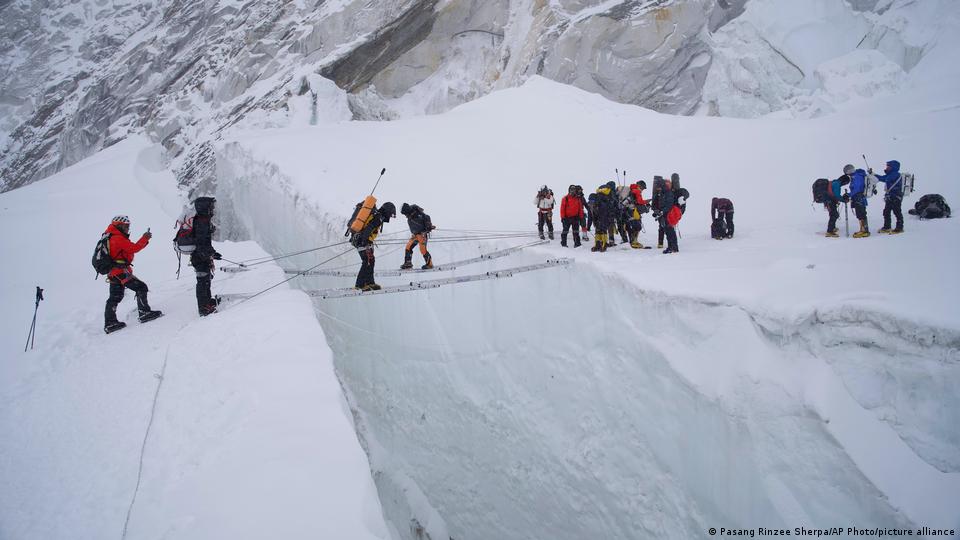Mount Everest: Missing Sherpa found alive after 6 days