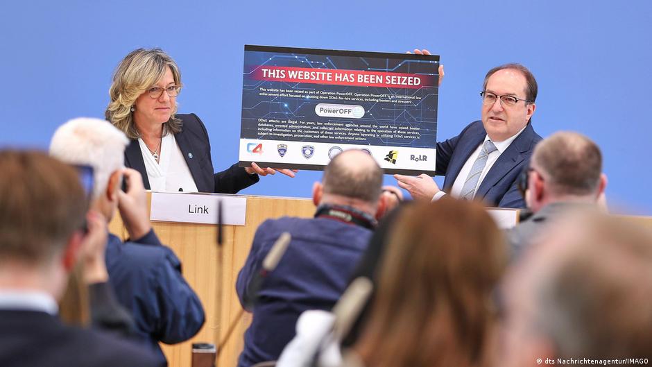 Savezni ministar unutrašnjih poslova Aleksandar Dobrint (desno) i potpredsednica BKA Martina Link na konferenciji u Berlinu 12. maja pokazuju pano koji prikazuje kako izgleda veb-sajt koji su ugasile službe bezbednosti