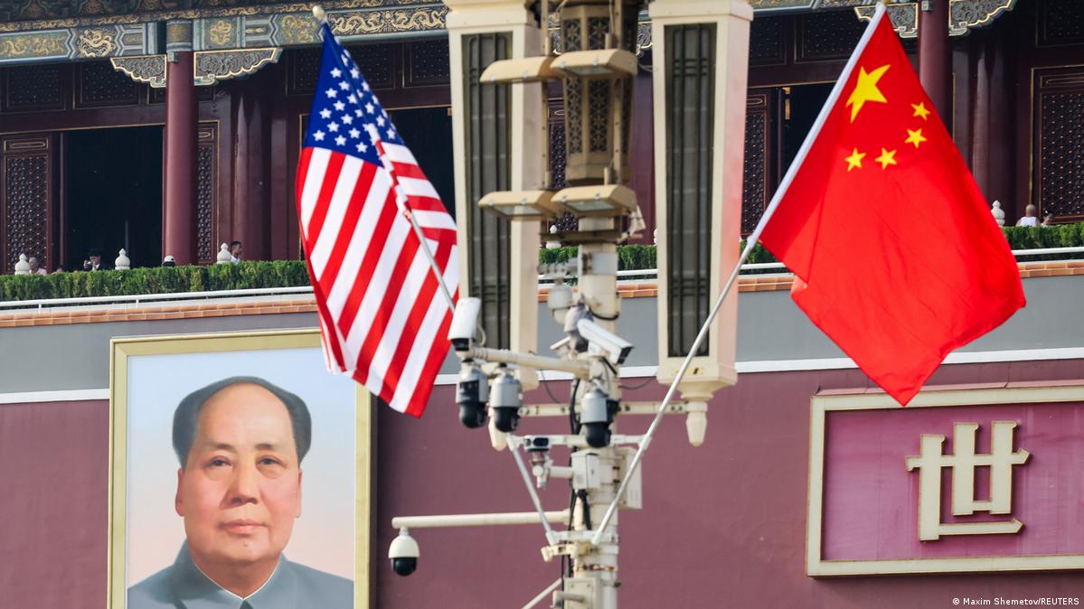2026年5月13日，特朗普访华之前，北京天安门城楼，中美国籍、毛泽东画像以及密集的摄像头。