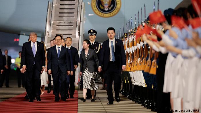 Trump é recebido com cerimônia ao chegar na China