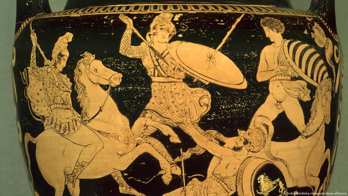 Ένα ζωγραφισμένο αγγείο που απεικονίζει Αμαζόνες να μάχονται με δόρατα και ασπίδες Ένα ζωγραφισμένο αγγείο που απεικονίζει Αμαζόνες να μάχονται με δόρατα και ασπίδες