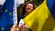 Женщина с флагами ЕС и Украины в Кракове Женщина с флагами ЕС и Украины в Кракове