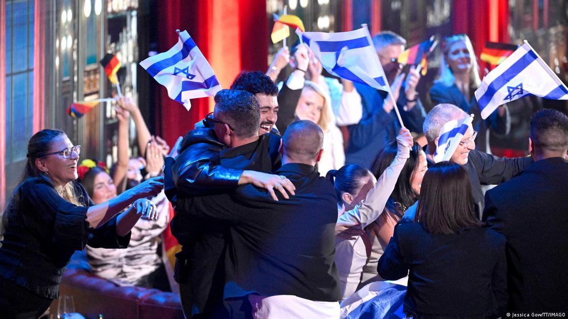 Eurovision 2026'nın ilk yarı finalinde İsrail heyeti, İsrail bayrakları eşliğinde final sevincini yaşıyor. Eurovision 2026'nın ilk yarı finalinde İsrail heyeti, İsrail bayrakları eşliğinde final sevincini yaşıyor.