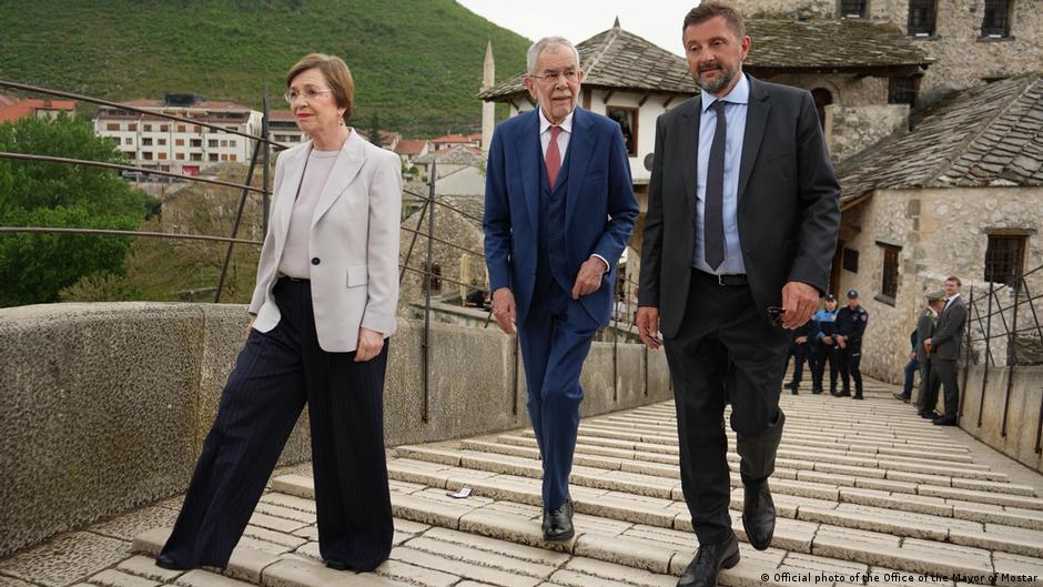 Mario Kordić sa predsednikom Austrije Aleksanderom van der Belenom i suprugom Doris Šmidauer na mostu u Mostaru 15. aprila 2026.