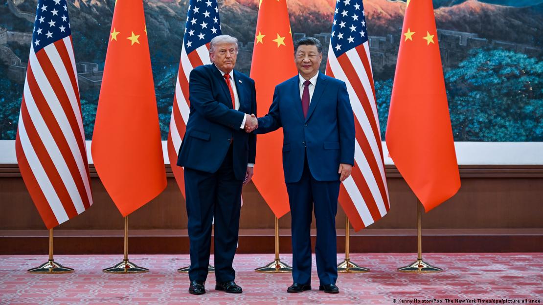 ABD ve Çin bayraklarının önünde tokalaşan Donald Trump ve Şi Cinping